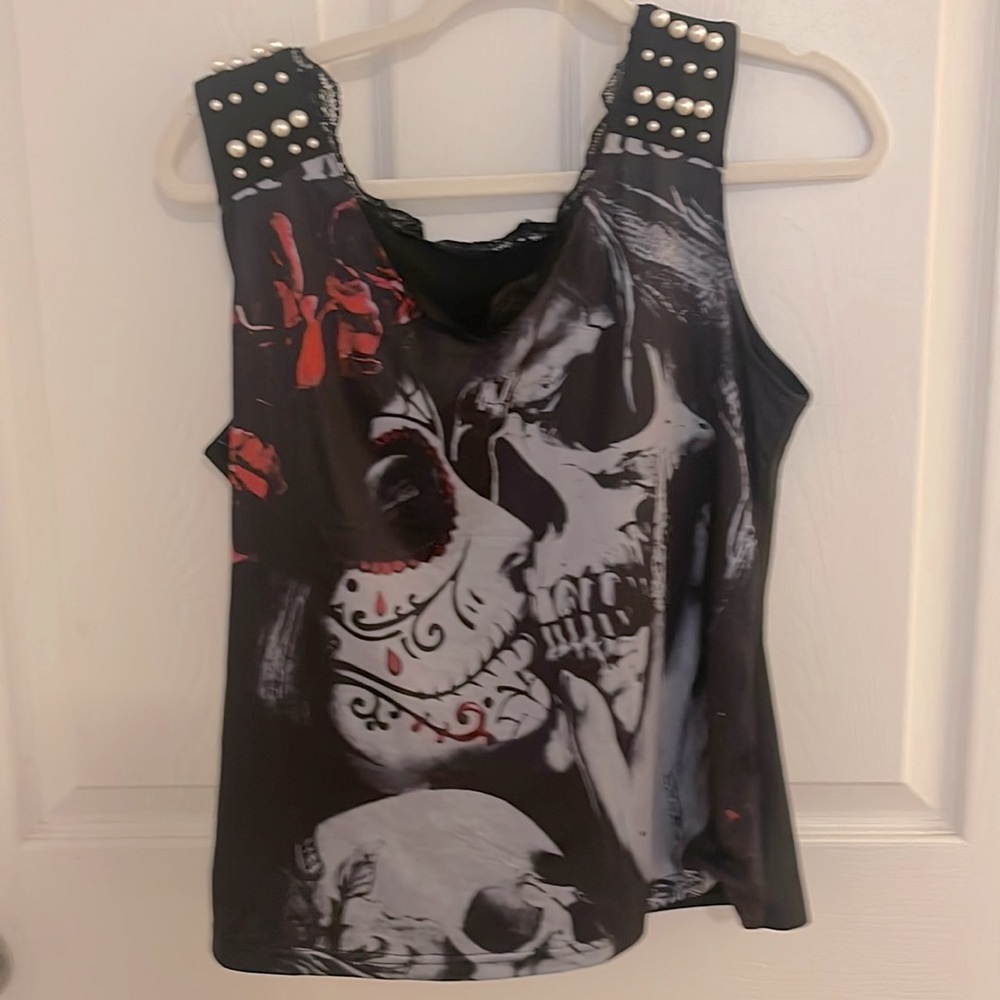 Ladies Lace and Pearl Kissing Skeleton Top